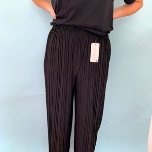 NWT Jon&Anna Ruffled Cropped Pants - Size S